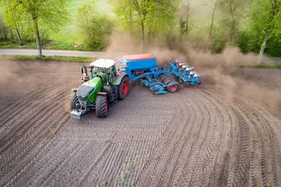 Foto: Acker mit Traktor